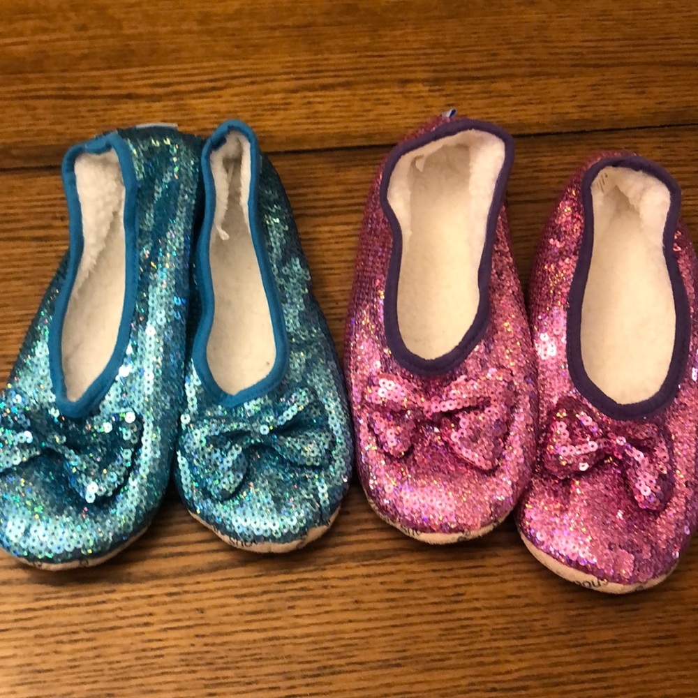 Snoozies Slip On Travel Shoe Comfortable House Shoe Slipper Easy On Pretty L